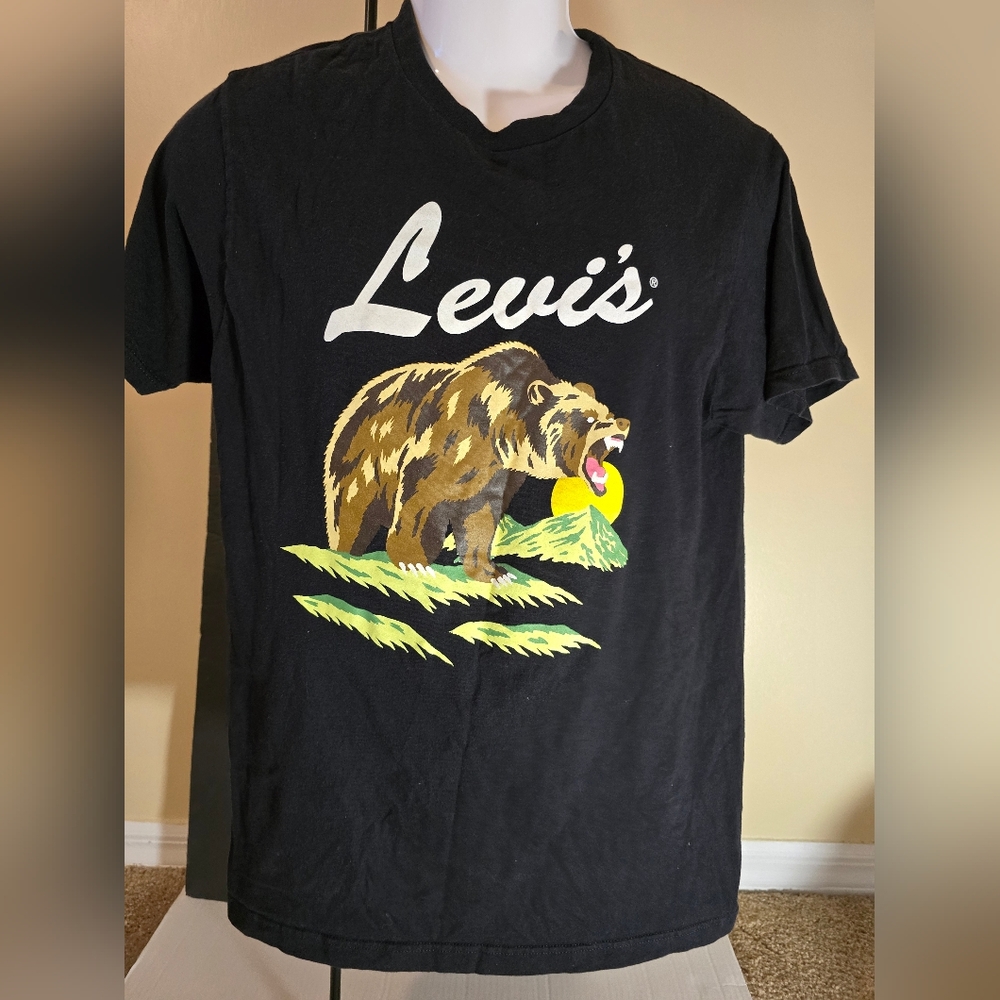 Levi’s Bear Graphic T-Shirt – Size Medium – 100% Cotton